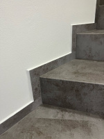  Ukazka-realizace-schody-s-vinylovou-podlahou-BUKOMA-STONE-CLICK-Beton-Kamen-Sedy